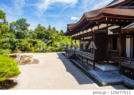 【京都風景】仁和寺　池泉越しの五重塔と気品ある庭 129277011