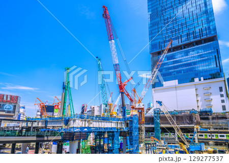 日本の東京都市景観8月5日。猛烈な暑さ…パイルドライバーなどの巨大重機がズラリ…。新章へ…＝渋谷 129277537
