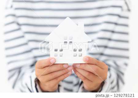 家の模型を持つ小学生の男の子 129278121