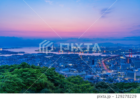 【福岡県】高塔山から見る北九州市・若戸大橋と街並み 夜明け 【福岡県】高塔山から見る北九州市・若戸大橋と街並み 夜明け 129278229