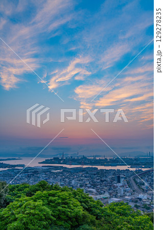 【福岡県】高塔山から見る北九州市・若戸大橋と街並み 夜明け 【福岡県】高塔山から見る北九州市・若戸大橋と街並み 夜明け 129278235