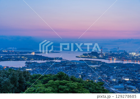 【福岡県】高塔山から見る北九州市海沿いの工業地帯　夜明け前 129278685