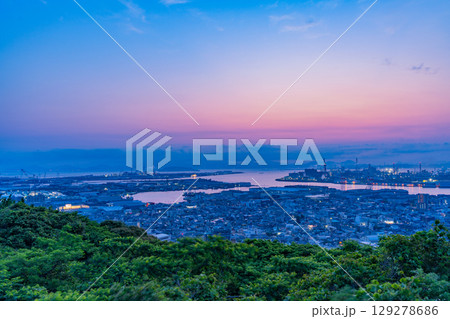 【福岡県】高塔山から見る北九州市海沿いの工業地帯 夜明け前 【福岡県】高塔山から見る北九州市海沿いの工業地帯 夜明け前 129278686