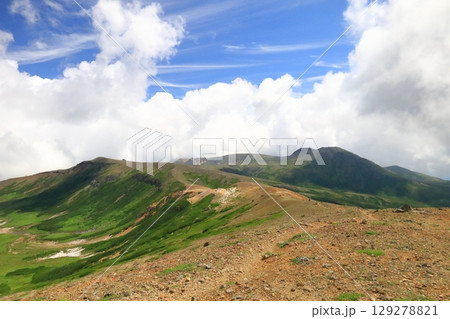 北海道の山 大雪山お鉢周り 右に白雲岳を見ながら間宮岳から北海岳へ向かう稜線の道 北海道の山 大雪山お鉢周り 右に白雲岳を見ながら間宮岳から北海岳へ向かう稜線の道 129278821