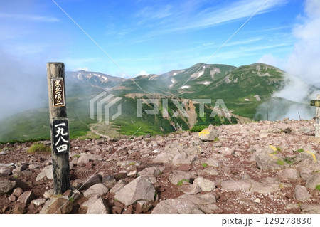 北海道の山　大雪山　黒岳山頂標識　黒岳山頂から間宮岳と北鎮岳と凌雲岳を望む 129278830
