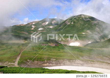 北海道の山 大雪山 黒岳から黒岳石室への登山道 凌雲岳と北鎮岳を望む 北海道の山 大雪山 黒岳から黒岳石室への登山道 凌雲岳と北鎮岳を望む 129278833
