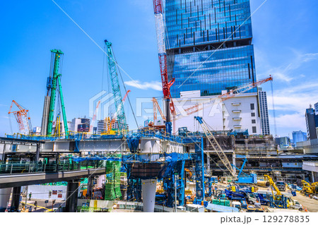 日本の東京都市景観8月5日。猛烈な暑さ…パイルドライバーなどの巨大重機がズラリ…。新章へ…=渋谷 日本の東京都市景観8月5日。猛烈な暑さ…パイルドライバーなどの巨大重機がズラリ…。新章へ…=渋谷 129278835