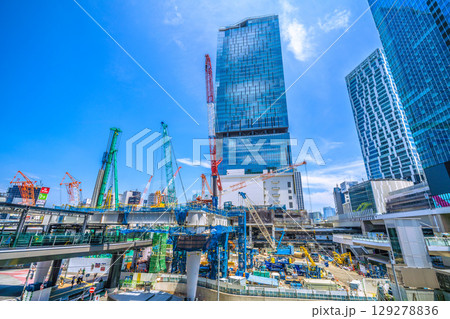 日本の東京都市景観8月5日。猛烈な暑さ…パイルドライバーなどの巨大重機がズラリ…。新章へ…＝渋谷 129278836