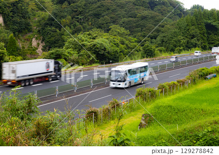 高速道路を走る車の素材写真 129278842