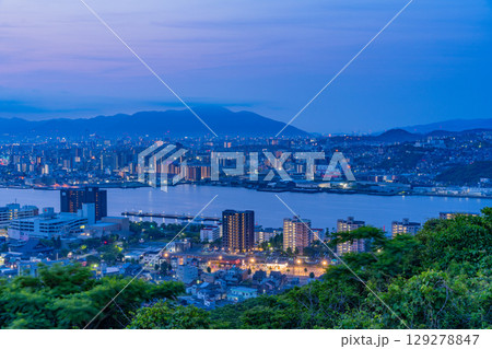 【福岡県】高塔山から見る北九州市海沿いの街並み　夜明け前 129278847