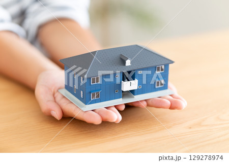 アパートの模型を持つ小学生の男の子 129278974