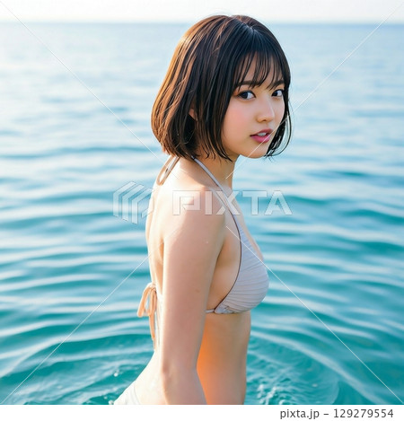 海に入っているビキニの若い女性 129279554