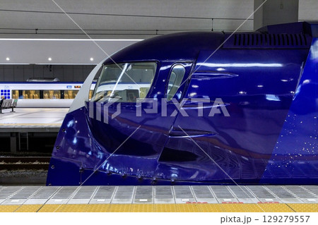 関西空港駅に停車中の南海50000系空港特急ラピート 関西空港駅に停車中の南海50000系空港特急ラピート 129279557