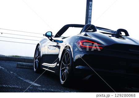 ツヤツヤの黒いオープンカー 129280068