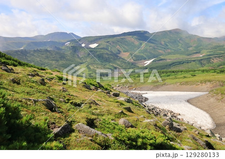 北海道の山 大雪山 黒岳石室からお鉢平への登山道 雪渓 北海岳と間宮岳と白雲岳を望む 北海道の山 大雪山 黒岳石室からお鉢平への登山道 雪渓 北海岳と間宮岳と白雲岳を望む 129280133