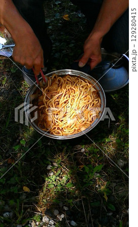 バーベキュー先にて味噌焼うどんを作ってもらった バーベキュー先にて味噌焼うどんを作ってもらった 129280415