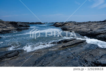城ヶ島の海岸に打ち付ける波 129280618