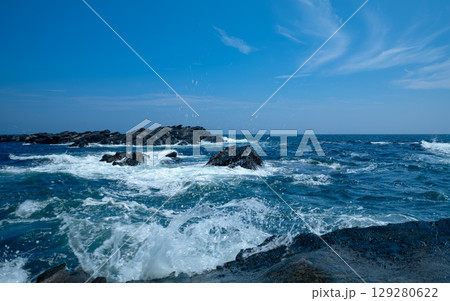 城ヶ島の海岸に打ち付ける波 129280622