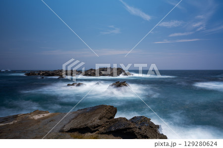 城ヶ島の海岸に打ち付ける波 129280624