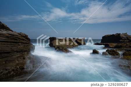 城ヶ島の海岸に打ち付ける波 129280627