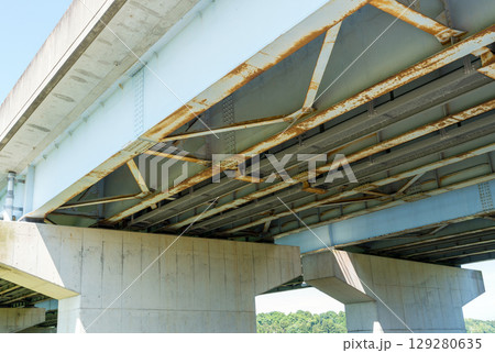 下からの高架橋 陸橋 下からの高架橋 陸橋 129280635