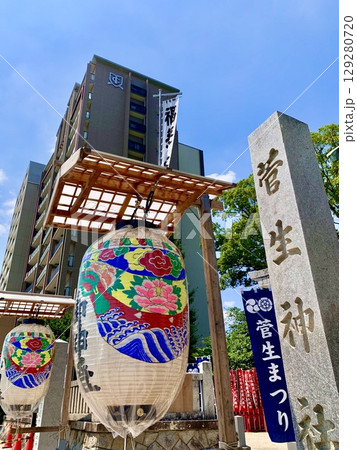 幟旗とカラフルな御神燈が掲げられた、菅生祭り(鉾船神事・奉納花火)当日の菅生神社前〈愛知県岡崎市〉 幟旗とカラフルな御神燈が掲げられた、菅生祭り(鉾船神事・奉納花火)当日の菅生神社前〈愛知県岡崎市〉 129280720