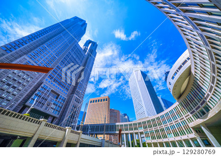 日本の東京都市景観8月5日。猛烈な暑さ…東京都庁などを望む…新時代へ、希望の光… 129280769