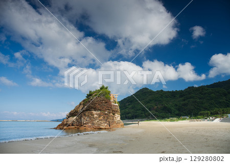 島根県出雲市の観光名所の一つ青空が広がる夏の稲佐の浜 島根県出雲市の観光名所の一つ青空が広がる夏の稲佐の浜 129280802