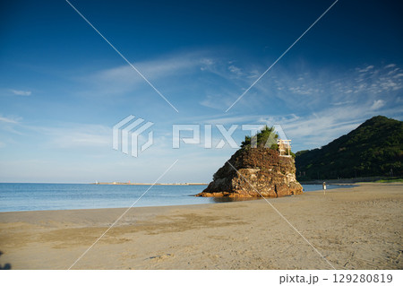 島根県出雲市の観光名所の一つ青空が広がる夏の稲佐の浜 島根県出雲市の観光名所の一つ青空が広がる夏の稲佐の浜 129280819