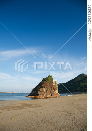 島根県出雲市の観光名所の一つ青空が広がる夏の稲佐の浜 129280820