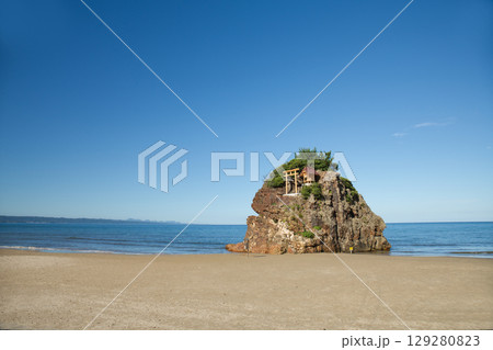 島根県出雲市の観光名所の一つ青空が広がる夏の稲佐の浜 島根県出雲市の観光名所の一つ青空が広がる夏の稲佐の浜 129280823