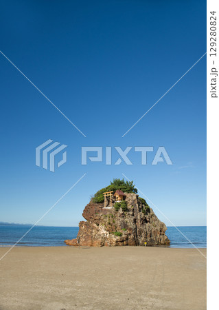 島根県出雲市の観光名所の一つ青空が広がる夏の稲佐の浜 129280824