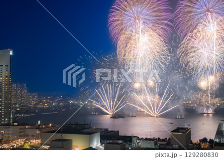 横浜みなとみらい夏祭り　花火上がるみなとみらい 129280830