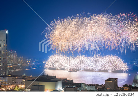 横浜みなとみらい夏祭り　花火上がるみなとみらい 129280834