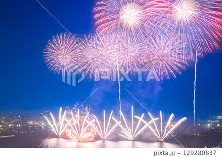 横浜みなとみらい夏祭り　花火上がるみなとみらい 129280837