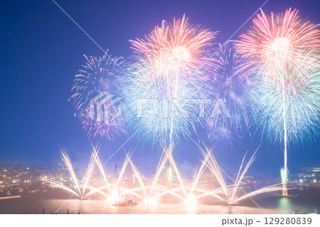横浜みなとみらい夏祭り　花火上がるみなとみらい 129280839