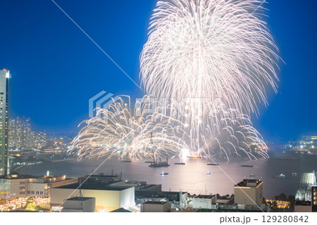 横浜みなとみらい夏祭り　花火上がるみなとみらい 129280842