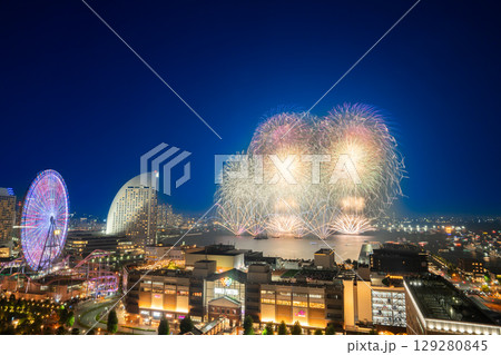 横浜みなとみらい夏祭り　花火上がるみなとみらい 129280845