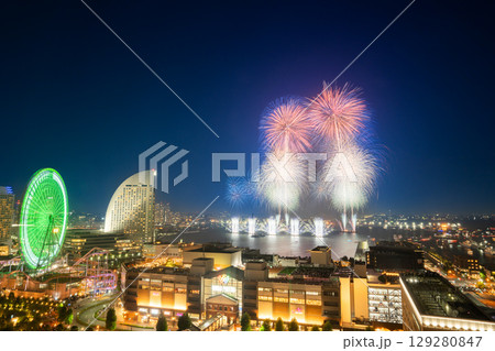 横浜みなとみらい夏祭り　花火上がるみなとみらい 129280847