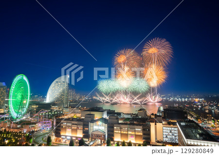 横浜みなとみらい夏祭り　花火上がるみなとみらい 129280849