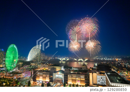 横浜みなとみらい夏祭り　花火上がるみなとみらい 129280850