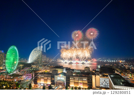 横浜みなとみらい夏祭り　花火上がるみなとみらい 129280851