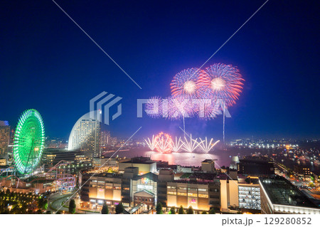 横浜みなとみらい夏祭り　花火上がるみなとみらい 129280852