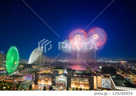 横浜みなとみらい夏祭り　花火上がるみなとみらい 129280854