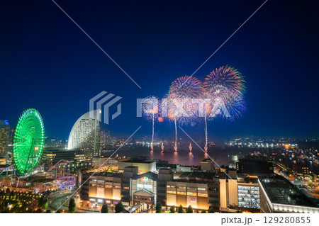 横浜みなとみらい夏祭り　花火上がるみなとみらい 129280855