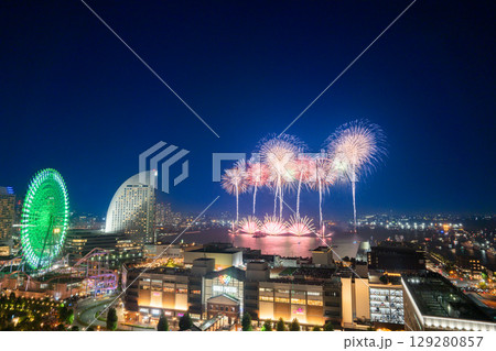横浜みなとみらい夏祭り　花火上がるみなとみらい 129280857