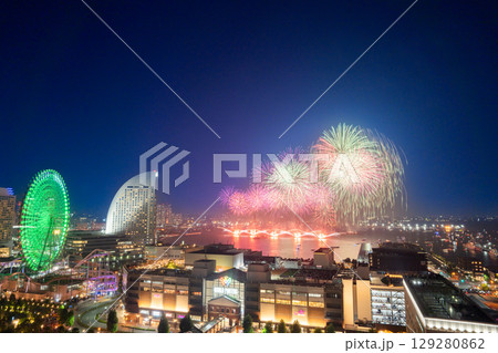 横浜みなとみらい夏祭り　花火上がるみなとみらい 129280862