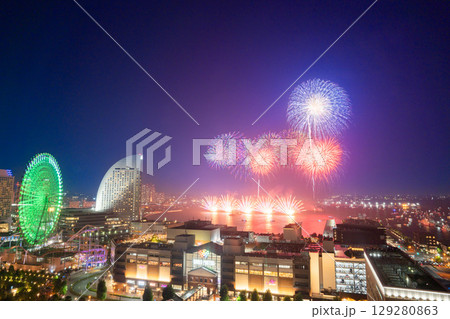 横浜みなとみらい夏祭り　花火上がるみなとみらい 129280863