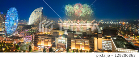 横浜みなとみらい夏祭り　花火上がるみなとみらい　パノラマ 129280865
