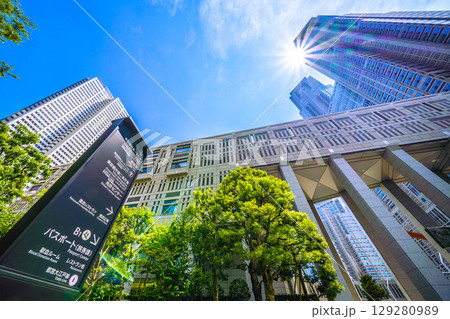 日本の東京都市景観8月5日。猛烈な暑さ…東京都庁などを望む…新時代へ、希望の光… 日本の東京都市景観8月5日。猛烈な暑さ…東京都庁などを望む…新時代へ、希望の光… 129280989